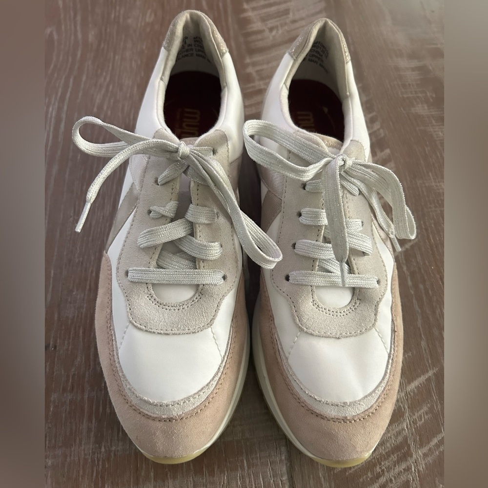 Munro Piper White and Tan Sneakers size 8